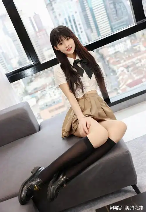 jk制服和黑色中筒袜搭配的小姐姐小脸长腿骨感美