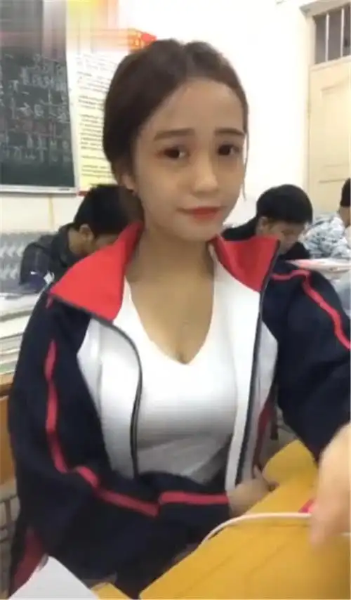 初中生教室大胆拍摄自拍照校服下身材让人吃惊网友发育逆天