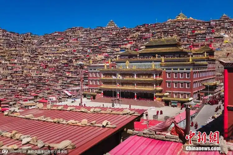 色达喇荣寺五明佛学院,坐落在四川省甘孜藏族自治州色达县境内向东南
