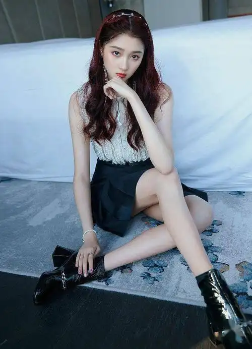 关晓彤耀眼红发渲染媚眼如丝精致珍珠缀饰增添洁白纯净气质