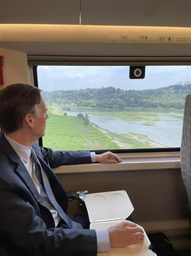 美国驻华大使伯恩斯从成都乘高铁到重庆,他发照片说,这是他第一次到