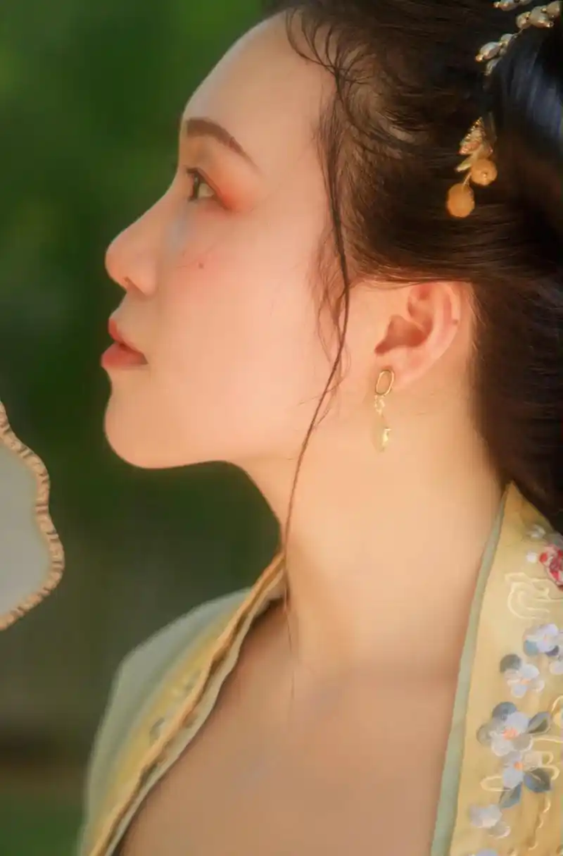 小姐姐的侧脸很优秀呀