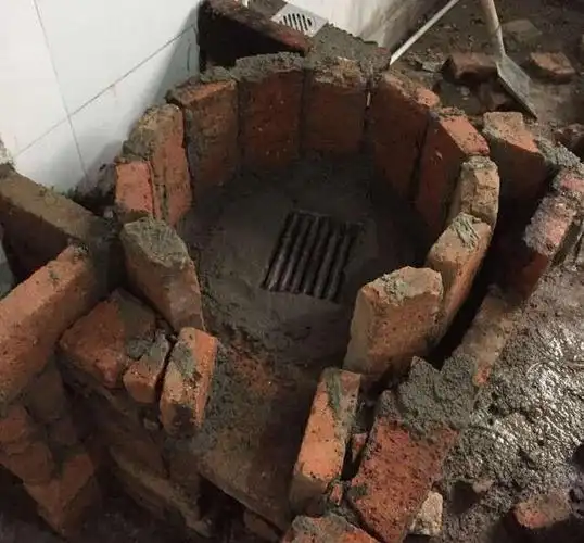 然后要用红砖慢慢地垒起来一个灶台的模型,这个时候要记得先量好自己