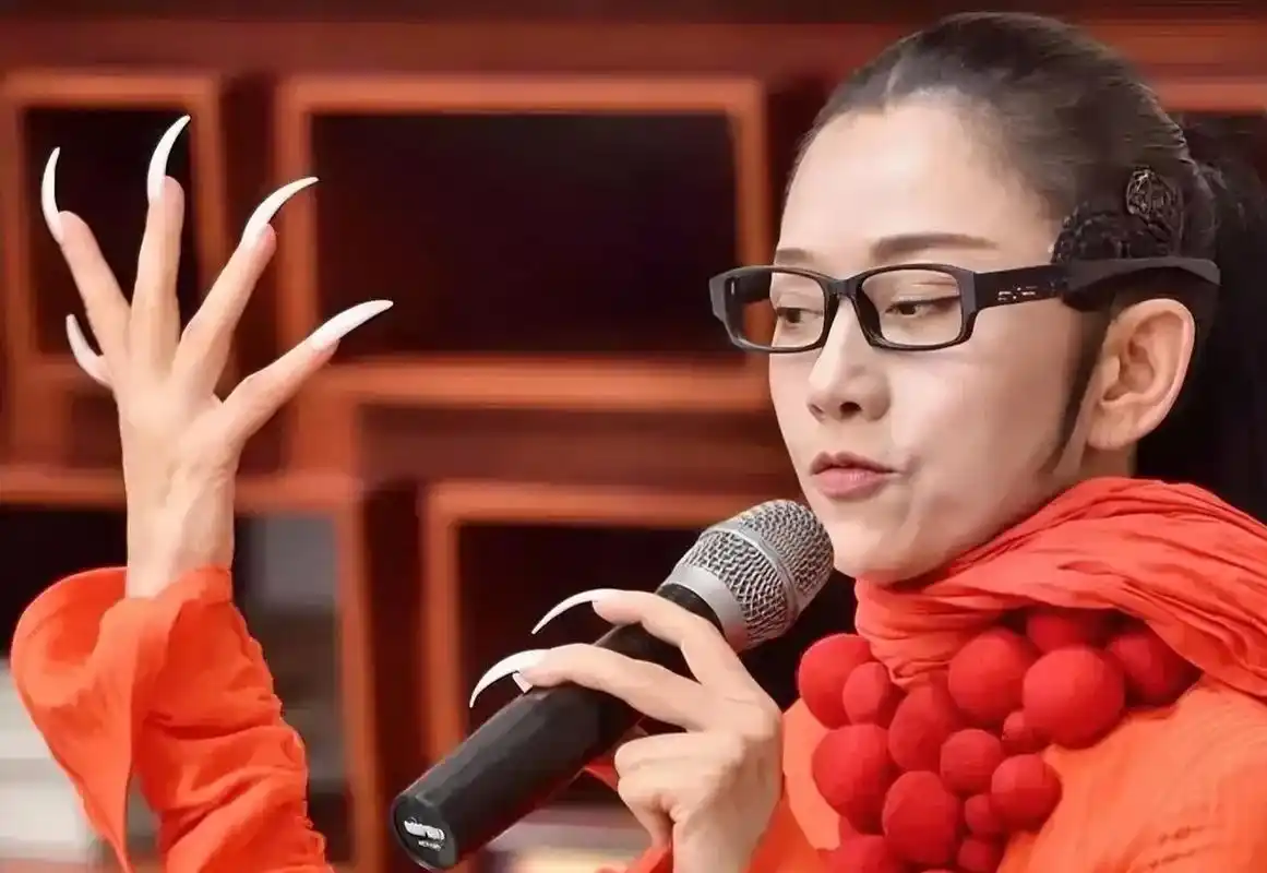 有一次,金星问杨丽萍:"我很好奇,你那手指甲长达5cm,上厕所怎么擦屁股