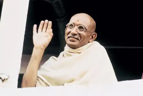 甘地的肤色是什么?