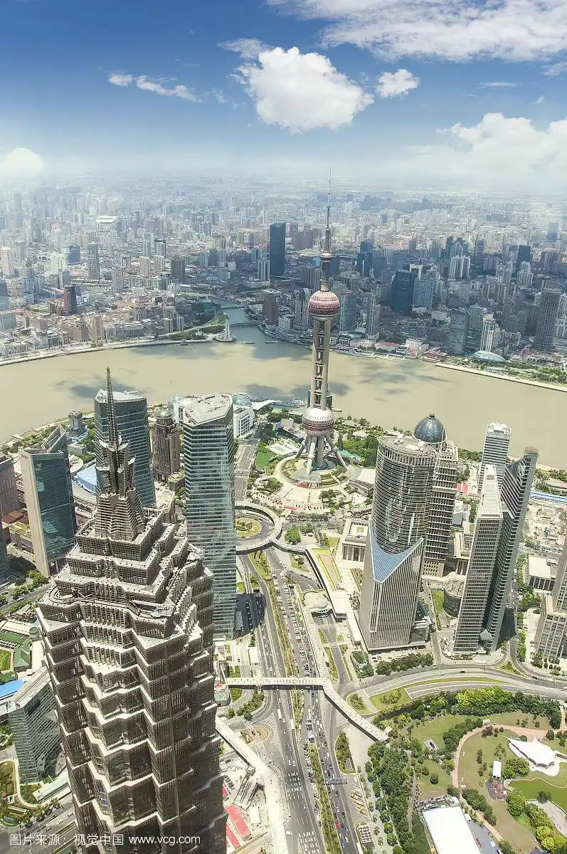 蓝天下的上海陆家嘴全景鸟瞰图