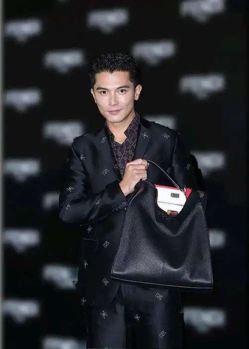 美男子邱泽与贾静雯同框西装革履帅气依旧感情生活却至今成谜