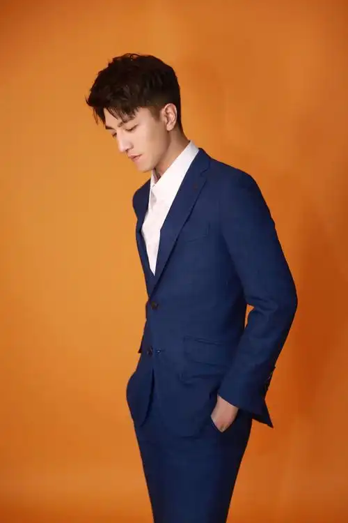 金瀚帅气迷人西装写真图片