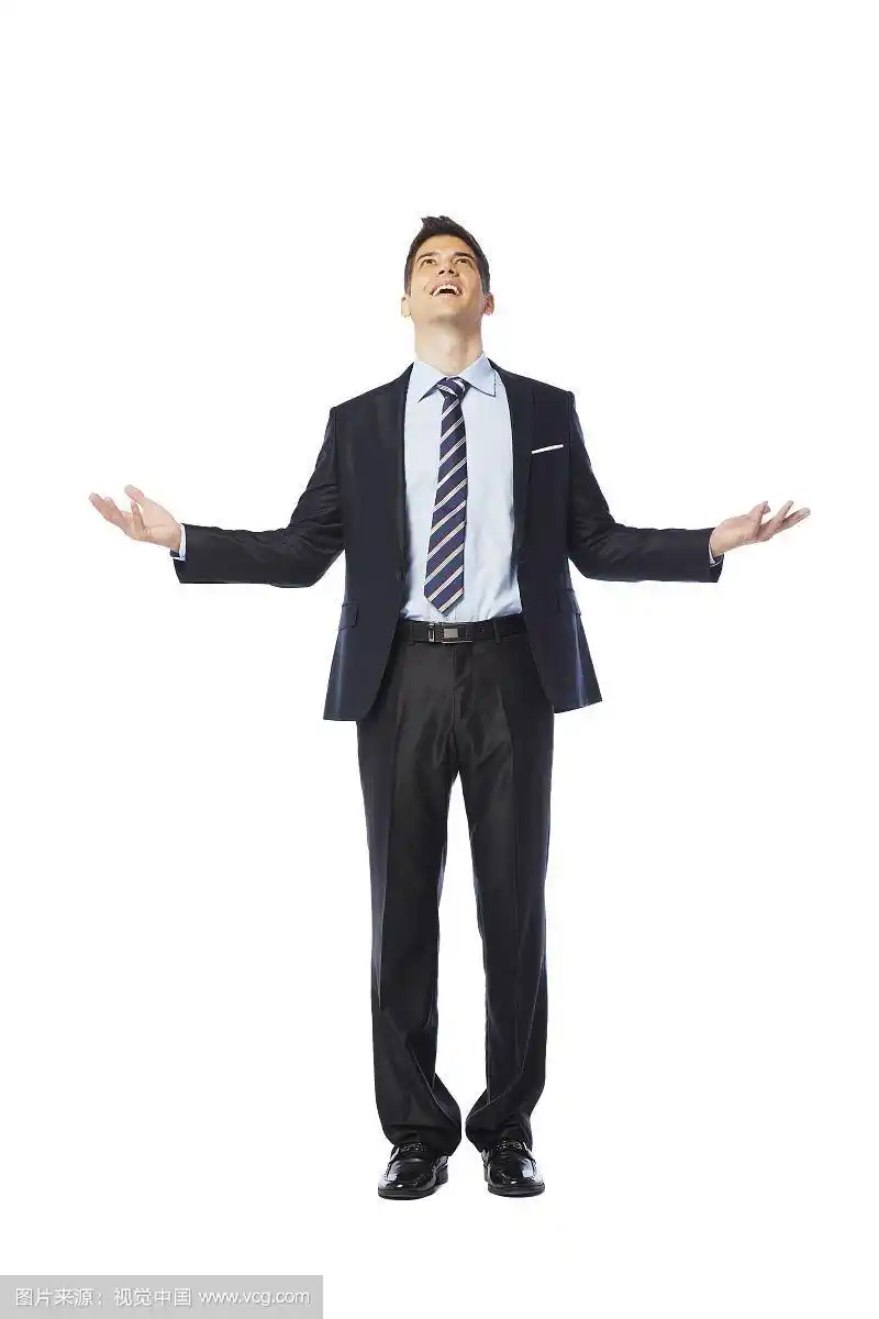摄影棚拍摄的男人与西装站立双臂张开向上看