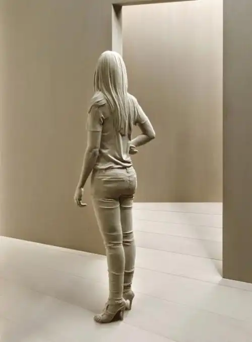 只有5%的人看出隐藏在"这个半裸女人"背后的秘密,看她爬出泥泞样子你