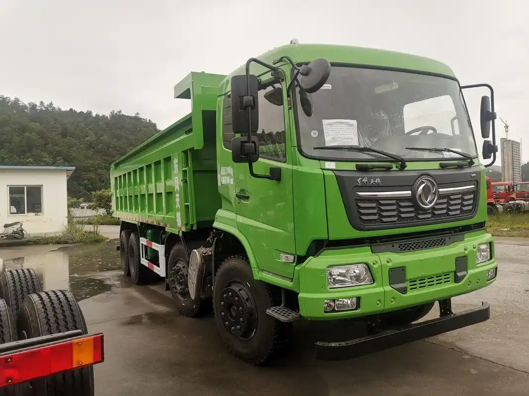 轻量化前四后八260轮减桥翻斗车,东风天锦国六玉柴330四轴自卸车