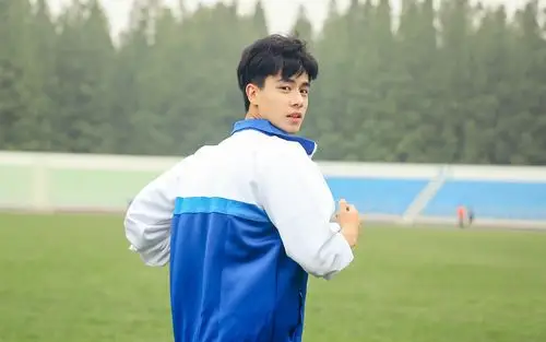 胡一天校服帅气写真高清图片桌面壁纸