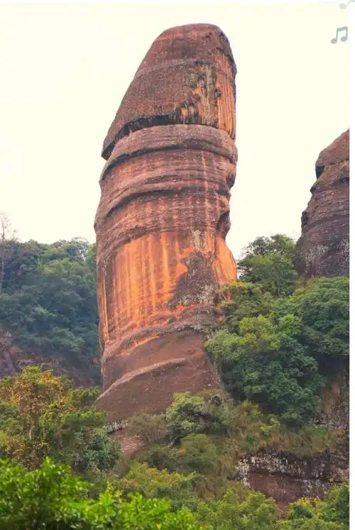 元阳石,我没有细究它的来源,但它矗立在那,无形中就成了韶关丹霞山的