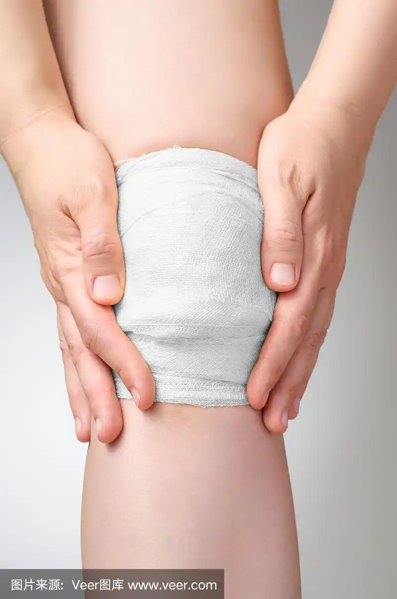 受伤的膝盖用绷带包扎