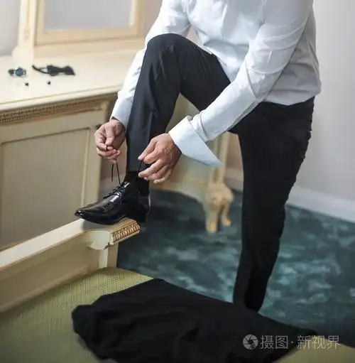 伴郎准备迎接一个特殊的日子. 一个穿鞋的新郎