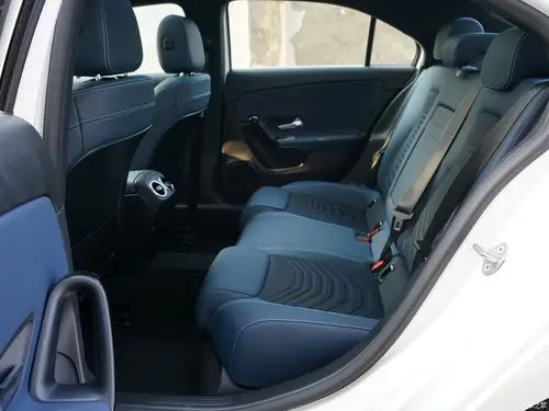 汽车之家>汽车图片>奔驰>奔驰a级>2020款a180l>当前车型此配置为选装