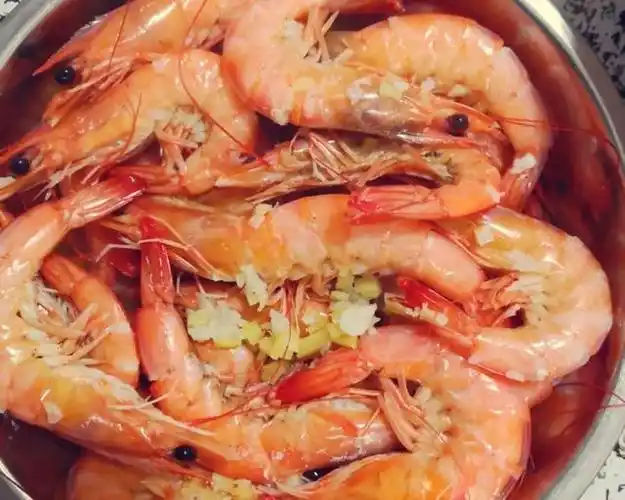儿子最爱吃的清蒸大虾,做法简单,分分钟做出,饭店后厨也在用_蒜末