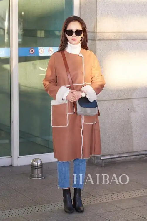 宋智孝2017年11月30日韩国仁川机场街拍:身着berenice皮革翻毛大衣,踩