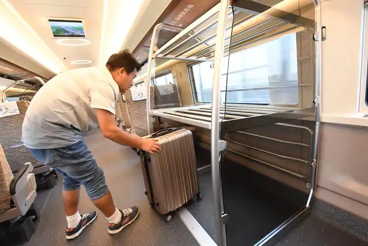 "吴强介绍,大部分行李架位于车厢中部,车厢内座位朝向行李架也是为了