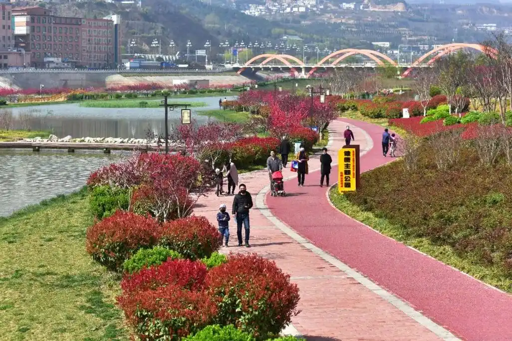 山川造化孕育出北雄南秀的自然景色,陇上林泉峰峦之冠的麦积山,秦州第