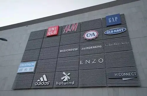 这一大面logo墙昭示着时尚社区店的定位,可谓是快时尚品牌在北京最