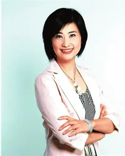 1993年加盟凤凰卫视中文台,先后主持了《小莉看世界》《问答神州》