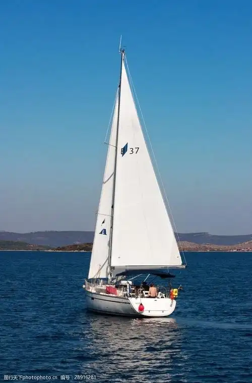 行驶的白色帆船