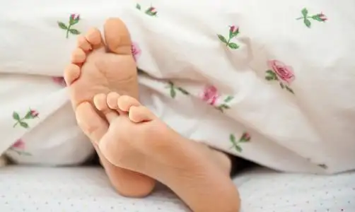 光着脚在床上袜子 web 图标双运动鞋中的素描样式等待足部小船老年的