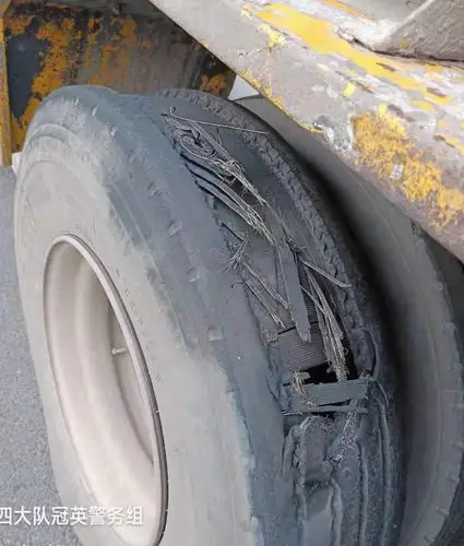 车辆轮胎爆胎后"照开不误"大货车遭起! - 宜宾新闻网