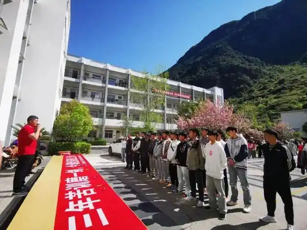 宝兴县中学举行高2024届体考出征仪式