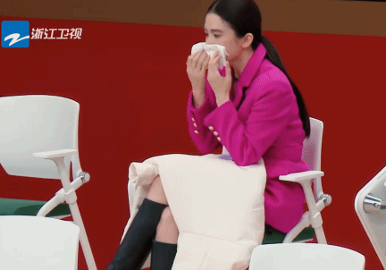 她委屈地认为自己吃亏在不会说话不会表达上,但戏其实是很好的唉