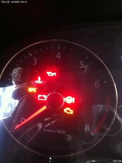 我车故障灯上面那个 转向助力灯后面怎么有个叹号呢