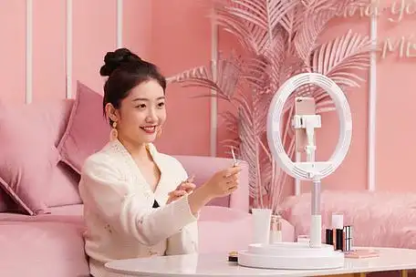 粉红美女主播手机直播带货推荐口红