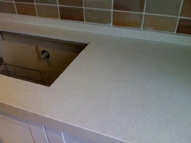 白色的石英石台面跟白色厨柜门板还是挺配的吧