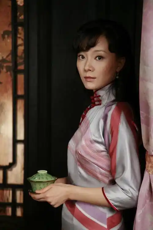 你是《新上海滩》中风情万种,善良多情的交际花"方艳云",你是《食人鱼