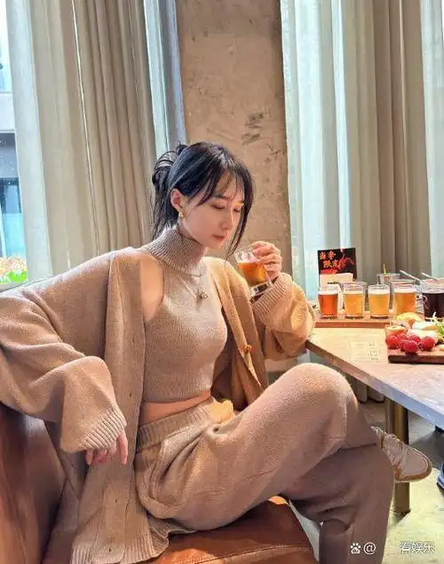 总体来说,翟煦飞的这组照片展现出了一个美满温馨的家庭.