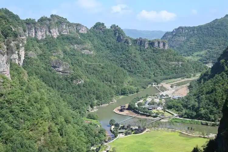 2020年8月30日19位同学齐聚绍兴新昌穿岩十九峰风景区