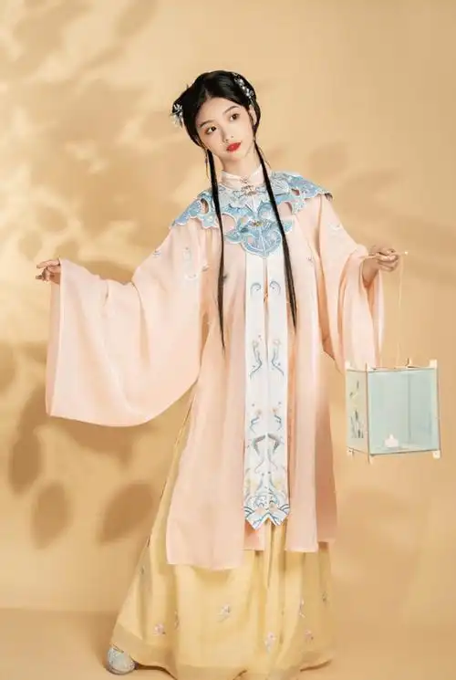 明制汉服的常见装饰云肩端庄又大气堪称整个造型的灵魂