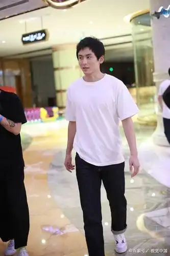 张哲瀚穿白tee牛仔裤气质清新宛若大学生 走姿随意笑容慵懒痞味足