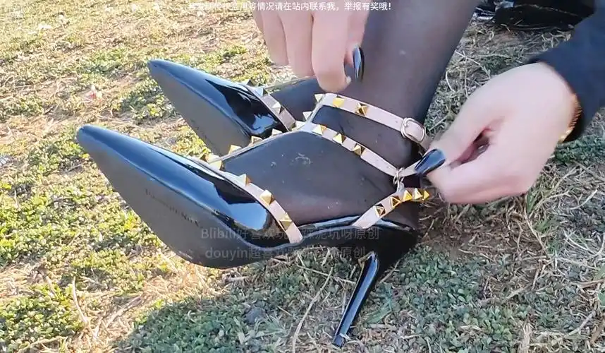 柳钉高跟鞋踩泥(直接把鞋子的带子都挣断了)