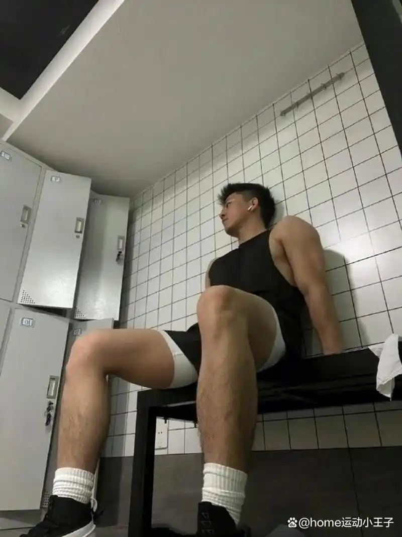 健身房男更衣室里壮壮的肌肉体育生,阳刚气质让人心动 健身房男更衣室
