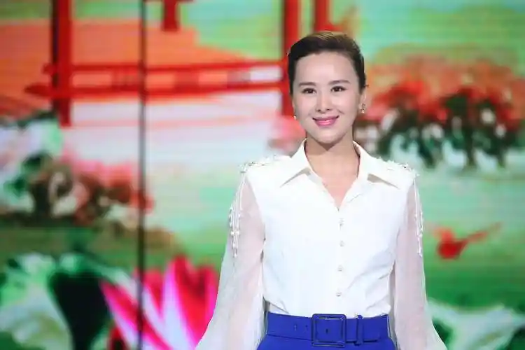 p data-id="gnwxjy7fnt">王雅洁,女,空政文工团优秀青年歌手,出生于