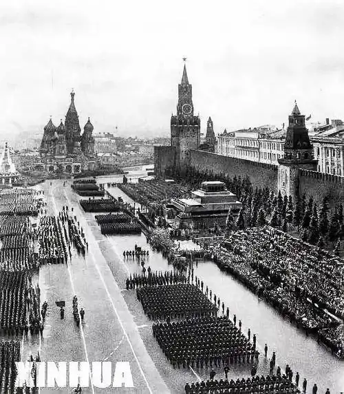 1945年6月24日,苏联在莫斯科举场庆祝反法西斯胜利红场阅兵.