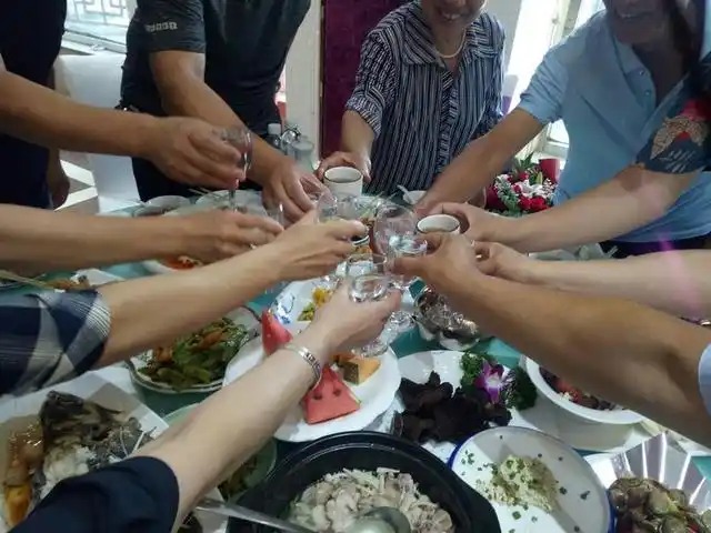 掌握一些必要的酒桌礼仪可以帮助你轻松应对酒局,饭局,不失态的同时