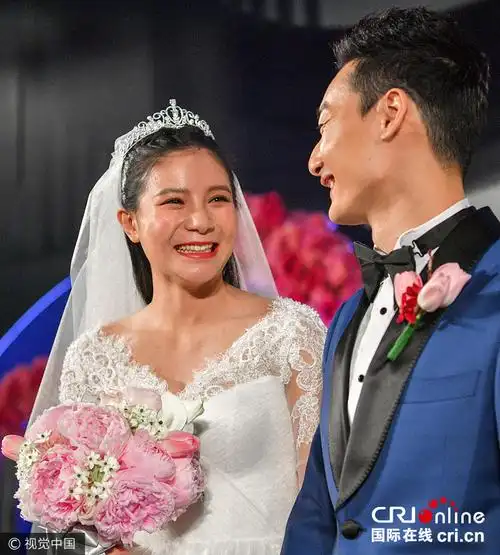 何姿婚礼内场照片曝光 小腹隆起疑似有孕(组图)