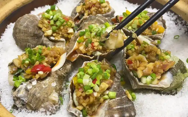 盐焗蒜香海螺你试做过吗?海鲜大排档上的新做法,太好吃了