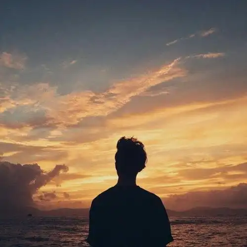 有哪些男士的背影图片可以当头像的?黑色的,冷酷的那种? - 知乎