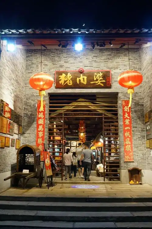 【携程美食林】佛山顺德猪肉婆餐馆,首先环境确实很好,墙上贴满了明星