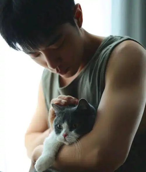 肖战生活照曝光:臂膀肌肉饱满!坚果露面,10分钟获27.7万 赞