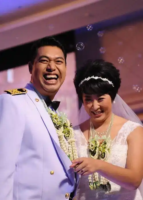 前中国女排队长冯坤昨日在曼谷与泰国女排主帅加提蓬举办了盛大的婚礼